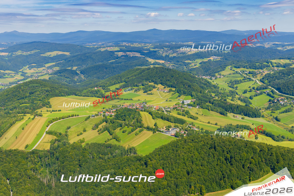 Klassische Luftaufnahme ohne Drohne zeigt:Neureut bei Freyung - Die Luftbildaufnahme wurde 2025 vom UL-Flugzeug heraus erstellt ( keine Drohne ) - Hochauflösende Luftaufnahme -Nicht vergleichbar mit Google Maps oder Satelittenbilder- Die Geschenkidee !Mit Lizenz und Bildrechte bestellbar
