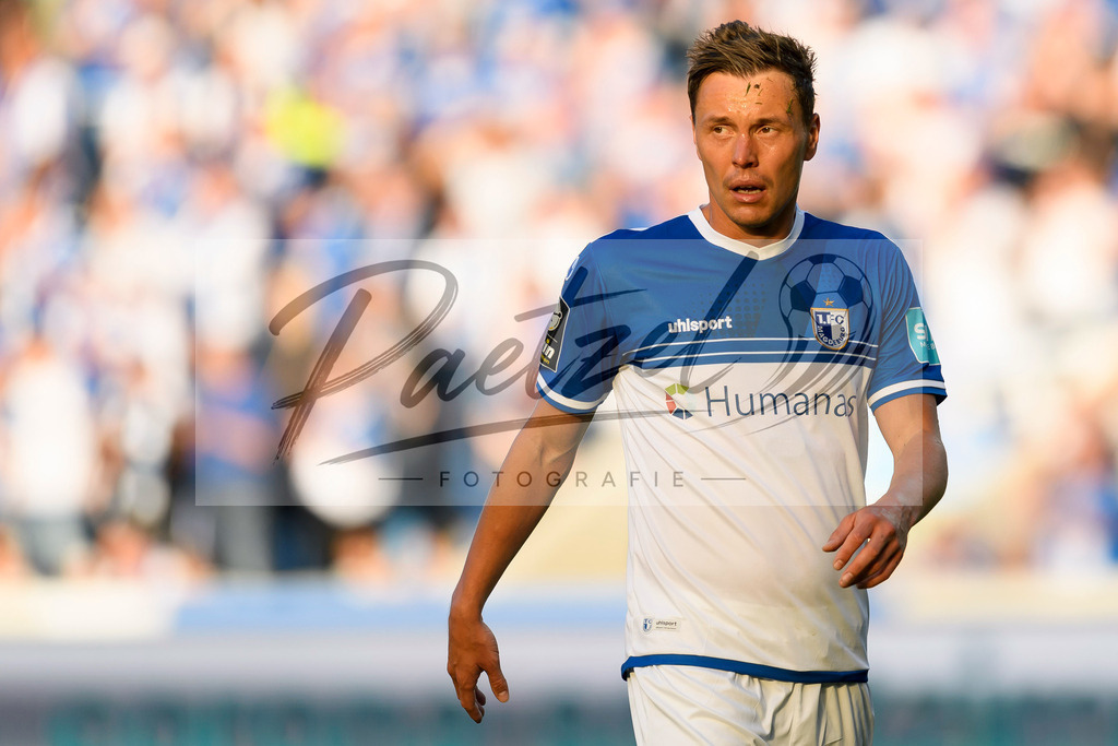 FCMFCK20210904_132 | Fussball, Herren: Alexander Bittroff (1. FC Magdeburg) schaut beim Spiel der 3. Liga zwischen 1. FC Magdeburg und 1. FC Kaiserslautern in der MDCC-Arena am 04.09.2021 in Magdeburg, Deutschland.DFB / DFL REGULATIONS PROHIBIT ANY USE OF PHOTOGRAPHS AS IMAGE SEQUENCES AND/OR QUASI-VIDEO. - Realisiert mit Pictrs.com
