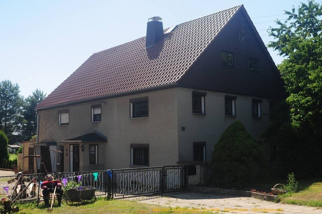 Geißmannsdorf-2026-Ortsbilder-701 | Geißmannsdorf bei Bischofswerda im Sommer 2026. Ein fotografischer Streifzug durch das Dorf Geißmannsdorf, mit Gebäuden, Straßen, Strohpuppen und geschmückten Vorgärten und Grundstücken anlässlich der 800-Jahr-Feier von Geißmannsdorf im Juni 2026 - Realisiert mit Pictrs.com