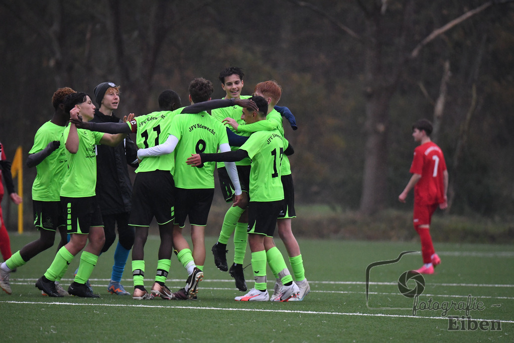 JFV Edewecht-Osnabrücker SC | C-Jugend Landesliga; JFV Edewecht (grün)-Osnabrücker SV (rot) am 18.11.2023; in Edewecht (Sportanlage Göhlenweg), Photo: Philip Eiben 2023 - Realisiert mit Pictrs.com