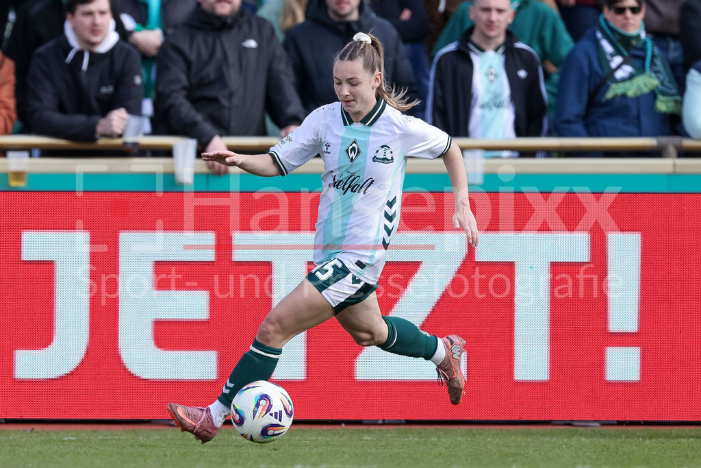Fussball, Google Pixel Frauen-Bundesliga, SV Werder Bremen - SGS Essen | Michelle Weiß (SV Werder Bremen, 15) am Ball, Freisteller, Einzelbild, Ganzkörper, Aktion, Action, Spielszene, DIE DFB-RICHTLINIEN UNTERSAGEN JEGLICHE NUTZUNG VON FOTOS ALS SEQUENZBILDER UND/ODER VIDEOÄHNLICHE FOTOSTRECKEN. DFB REGULATIONS PROHIBIT ANY USE OF PHOTOGRAPHS AS IMAGE SEQUENCES AND/OR QUASI-VIDEO.
