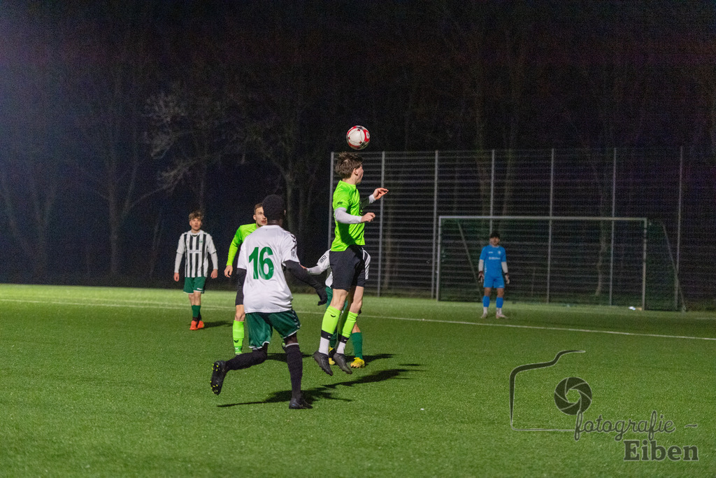 JFV Edewecht-VFL Oldenburg | A-Jugend Bezirkspokal; JFV Edewecht (grün)-VFL Oldenburg (weiß) am 27.02.2024; in Edewecht (Sportpark Göhlenweg), Photo: Philip Eiben 2024 - Realisiert mit Pictrs.com