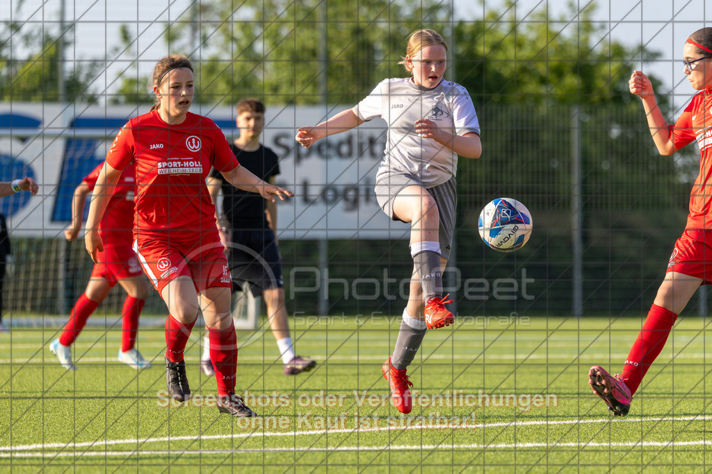 20260508_184130_0150_(c)_by_PhotoPeet | #,TSV Eschenbach (hell) vs. TSV Weilheim (rot), Fußball, C-Juniorinnen Kreisstaffel 2, Bezirk Neckar/Fils, 07.Spieltag,  Saison 2025/2026, Kunstrasenplatz, Schlater Straße, 73107 Eschenbach, 08.05.2026 - 18:30 Uhr,Foto: PhotoPeet / Sport- &amp; Eventfotografie / Peter Harich