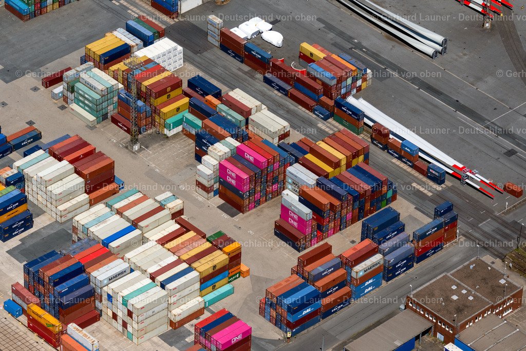 4029459 | BREMEN 01.06.2020 Containerlagerpaltz im Gewerbegebiet an der Senator-Borttscheller-Straße im Ortsteil Neustädter Hafen in Bremen, Deutschland. Weiterführende Informationen bei: bremenports GmbH &amp; Co. KG. // Bearing surface in the industrial area on street Senator-Borttscheller-Strasse in the district Neustaedter Hafen in Bremen, Germany. Further information at: bremenports GmbH &amp; Co. KG. Foto: Gerhard Launer