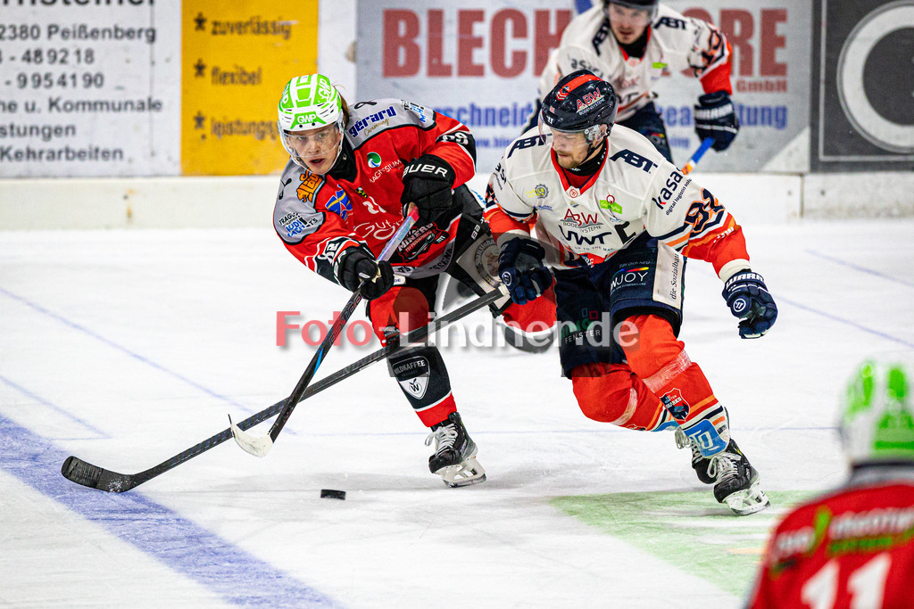 TSV Peißenberg MINERS vs ESC Kempten SHARKS | Eishockey Bayernliga Herren Vorrunde 2024/2025, TSV Peißenberg MINERS vs ESC Kempten SHARKS, 20241018,Zweikampf zwischen David HRAZDIRA (MINERS 88) und Mauro SEIDER (SHARKS 91),2024-10-18 in Peißenberg (Eisstadion)David HRAZDIRA (MINERS 88), Mauro SEIDER (SHARKS 91)Copyright: WolfgangxLindner foto-lindner.de