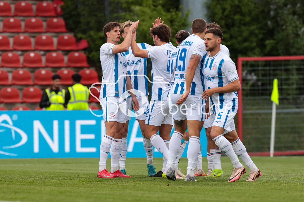 SpVgg Unterhaching - FC Hansa Rostock | Jubel der Gaeste nach dem Treffer zum 0-1 durch Sigurd Hauso HAUGEN (FC Hansa Rostock 18) / Tor / Torschuetze / Freude / Happy / 3. Liga: SpVgg Unterhaching - FC Hansa Rostock, Uhlsport Park am 07.05.2025