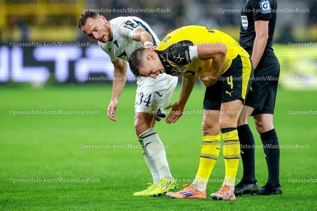 BVB07122501076 | 07.12.2025, Fußball, Borussia Dortmund - TSG 1899 Hoffenheimt, 1. Fußball Bundesliga, 13. Spieltag, Signal Iduna Park, Saison 2025 2026: Nico Schlotterbeck&nbsp;(BVB #04) trennt Vladimír Coufal&nbsp;(TSG Hoffenheim #34) per Grätsche vom Ball und bekommt dabei den Fuß von Vladimír Coufal&nbsp;(TSG Hoffenheim #34) ind Gesicht gegen die Nase - Vladimír Coufal&nbsp;(TSG Hoffenheim #34) entschudligt sich   DFB regulations prohibit any use of photographs as image sequences and or quasi-video.