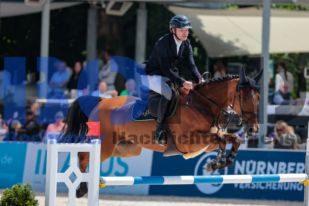 Longines Balve Optimum - Springen Samstag {date} -  | {headline}(Foto: Sebastian Sendlak / BOND) - Realisiert mit Pictrs.com