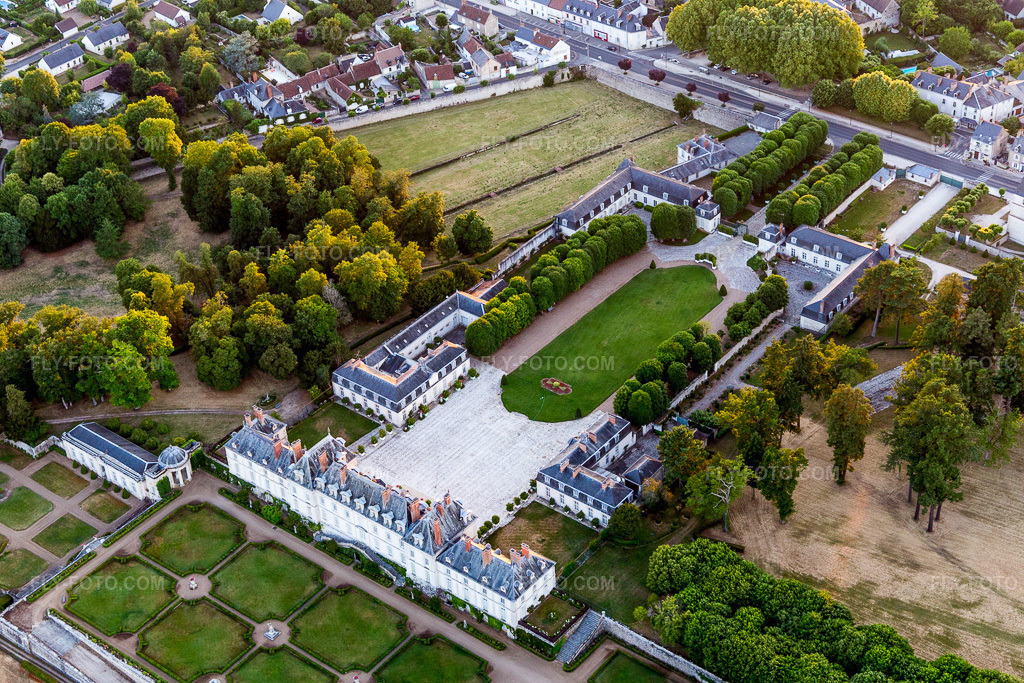 Aerial view: Park of the Château de Menars on the Loire in Menars in the state Loir et Cher, France. – Photo: IMG_101076.jpg taken on 06/23/2017 by Werner Riehm/FLY-FOTO.com – Resolution of the original: 5059 x 3373 px