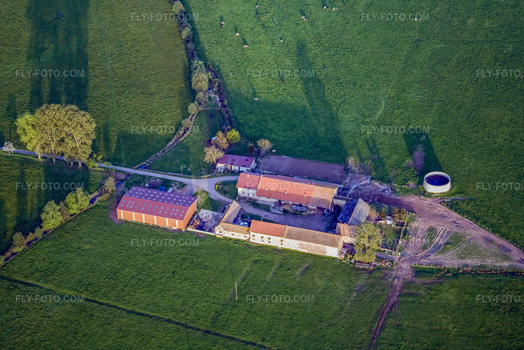 Aerial view: EARL Ferme Murbruch in Mertzwiller in the state Bas-Rhin, France. – Photo: IMG_10702.jpg taken on 05/04/2008 by Werner Riehm/FLY-FOTO.com – Resolution of the original: 3456 x 2304 px