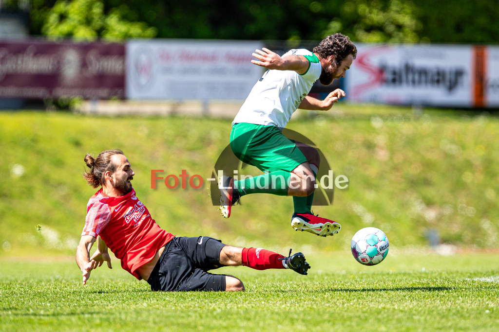TSV Peißenberg vs Lenggrieser SC | Abstiegs Qualifikationsrunde Kreisliga Gruppe C, TSV Peißenberg vs Lenggrieser SC, 20240504,
Duell zwischen Tobias SCHLICK (LSC 9) und Johannes JUNGMANN (TSVP 10),
2024-05-04 in Peißenberg (Sportplatz Peißenberg)
Tobias SCHLICK (LSC 9), Johannes JUNGMANN (TSVP 10)
Copyright: WolfgangxLindner www.foto-lindner.de