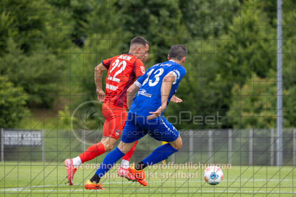 20250706_160623_1296 | #,TSG Salach (blau) vs. 1.FC Heidenheim (rot), Fußball, Freundschaftsspiel - WfV, Saison 2025/2026, Rasensportplatz, Staufenecker Str. 41, 73084 Salach, 06.07.2025 - 15:30 Uhr,Foto: PhotoPeet-Sportfotografie/Peter Harich