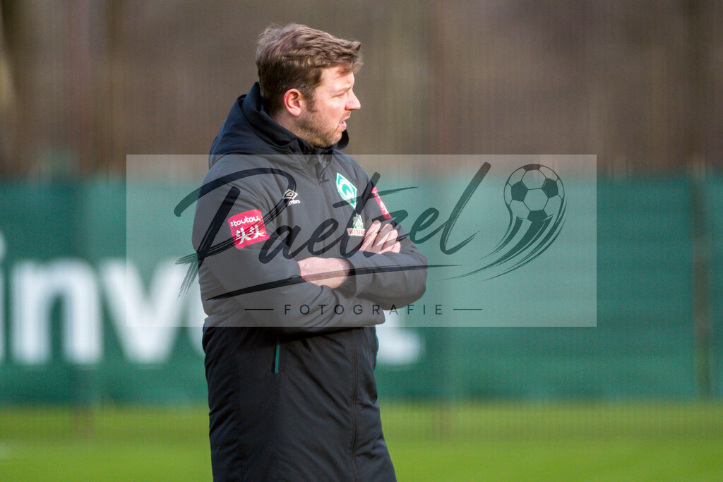20200218_TRASVW_0067 | Fussball, Herren: Trainer Florian Kohfeldt (SV Werder Bremen) schaut waehrend der Trainingseinheit des SV Werder Bremen auf dem wohninvest Weserstadion Trainingsplatz am 18.02.2020 in Bremen, Deutschland. - Realisiert mit Pictrs.com