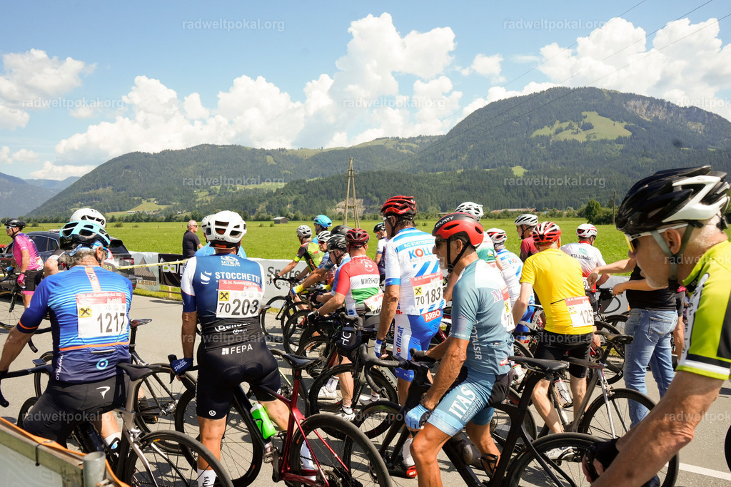 430_20230817_Bewerb_Maenner_Muehlanger | AUT - OESTERREICH, 2023-08-16: SPORT RENNRAD-FAHREN - 55. INTERNATIONALER RADWELTPOKAL IN ST. JOHANN IN TIROL  - Vintage-Radrennen mit WM-Bronze-Medaillen-Siegerin Christina Schweinberger, den Teilnehmer und Alexander Baumann (vom Orginastions-Team) - TAG 2 BEWERB MAENNER IN SECHS GRUPPEN  ; Foto: Roland Muehlanger