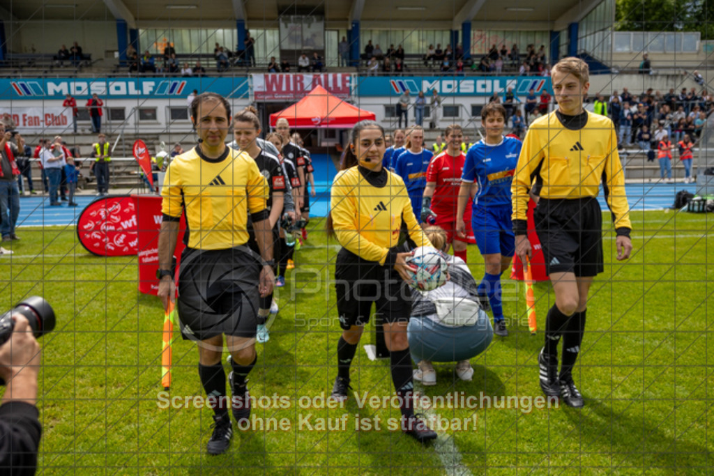20250529_125938_0259 | #,  SGM Wendlingen-Ötlingen II (blau) vs. 1.FC Donzdorf II (schwarz), Fussball, Frauen-Bezirkspokal Finale Saison 2024/2025, Rasenplatz VfL Stadion Kirchheim, Jesinger Straße 105, 73230 Kirchheim, 29.05.2025 - 13:00 Uhr,Foto: PhotoPeet-Sportfotografie/Peter Harich