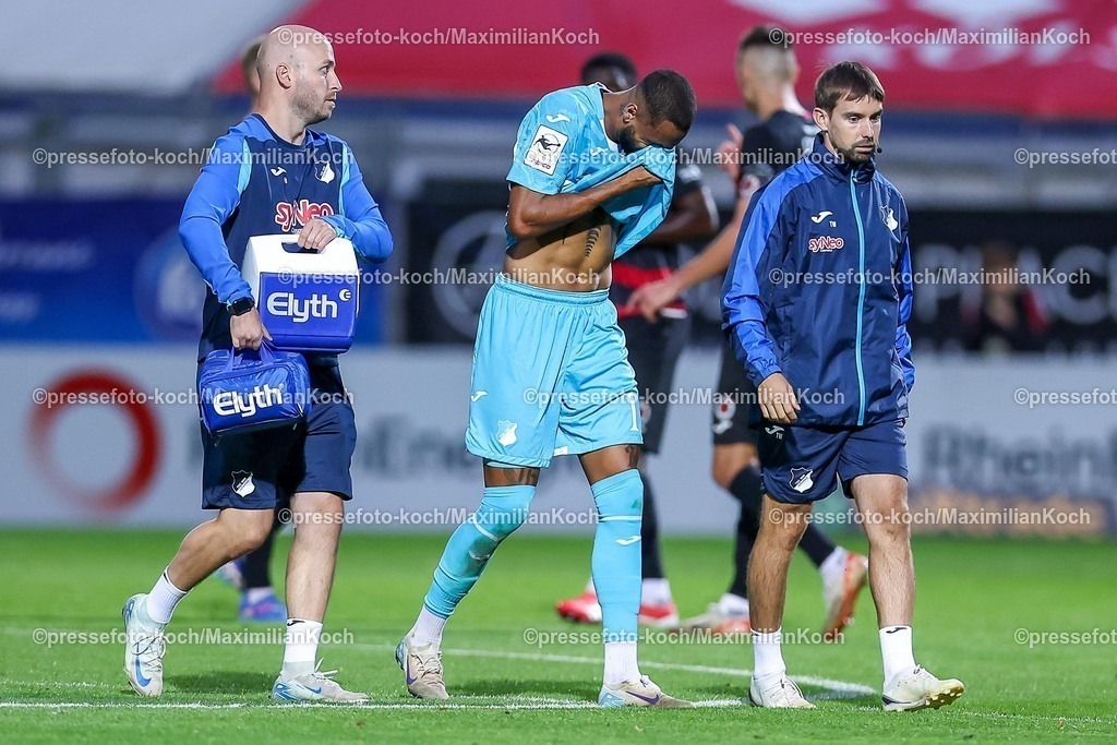 FCVK16092501115 | 16.09.2025, Fußball, FC Viktoria Köln – TSG 1899 Hoffenheim II, 3.Liga, Sportpark Höhenberg, Saison 2025 2026: Rote Karte und Platzverweis für Ruben Reisig (Hoffenheim II #17) nach Foulspiel an Leonhard Münst (Viktoria Koeln #05)  DFB regulations prohibit any use of photographs as image sequences and or quasi-video.