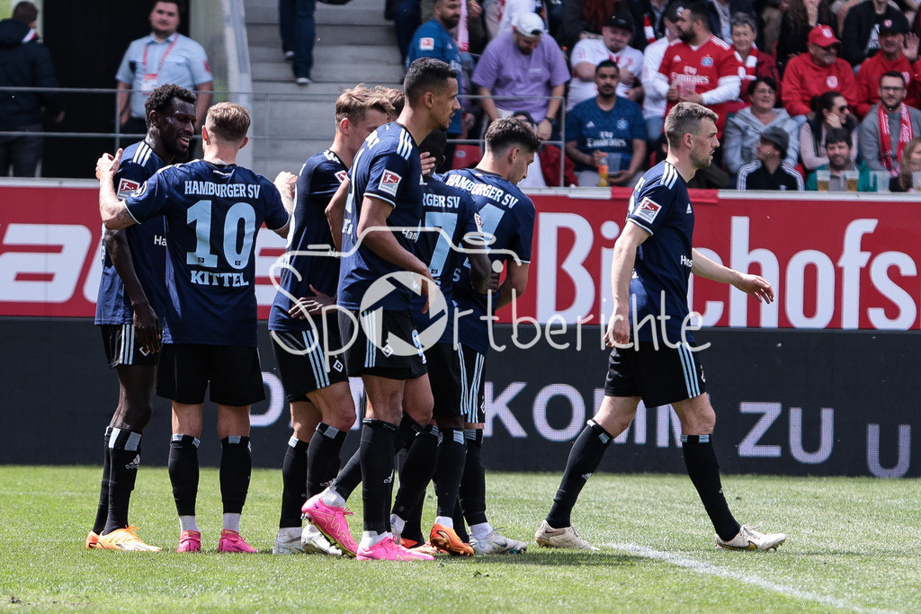 SSV Jahn Regensburg - Hamburger SV | Wieder jubelt der HSV - Das 0-4 durch Sonny KITTEL (HSV #10) beduetet auch den Halbzeitstand / Freude / Jubel / Tor / Torschuetze / DFL REGULATIONS PROHIBIT ANY USE OF PHOTOGRAPHS AS IMAGE SEQUENCES AND/OR QUASI-VIDEO