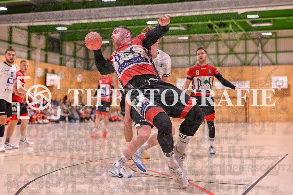 GER, SG Maulburg/Steinen - HSG Dreiland, Handball, Landesliga Suedbaden, 4. Spieltag, Saison 2024/2025, 12.10.2024 | Andre Leuchtmann (SG Maulburg/Steinen, #13) am Ball und im Duell mit Sandro Diego Di Gesualdo (HSG Dreiland, #06)GER, SG Maulburg/Steinen - HSG Dreiland, Handball, Landesliga Suedbaden, 4. Spieltag, Saison 2024/2025, 12.10.2024Foto: TH Fotografie/Thomas Hess
