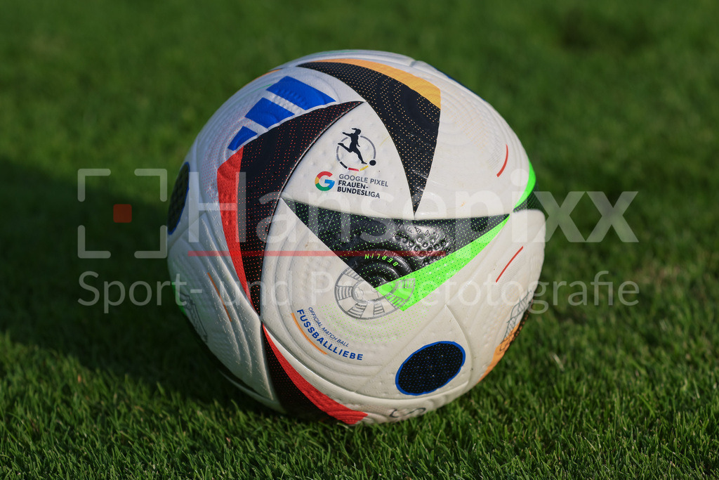 Fussball, Google Pixel Frauen-Bundesliga, Training SV Werder Bremen | Der Spielball liegt auf dem Spielfeld, Rasen, Gras, Boden, Google Pixel Frauen-Bundesliga, adidas, Fussballliebe, Fußballliebe, Pro, Precisionshell, Speedshell, Symbolfoto, Symbolbild Fussball, Fußball, Ball, Offizieller Ball, Offizieller Spielball, Offical Match Ball, Offical Matchball, Anschnitt mit dem Logo der Google Pixel Frauen-Bundesliga