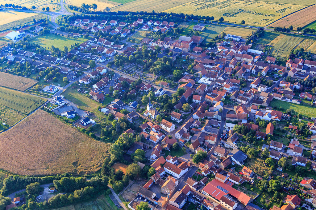 Luftbild: Dorzentrum mit Mauritiuskirche in Morschheim im Bundesland Rheinland-Pfalz in Deutschland. Foto: IMG_091294.jpg vom 07.07.2016 durch Werner Riehm/FLY-FOTO.de
