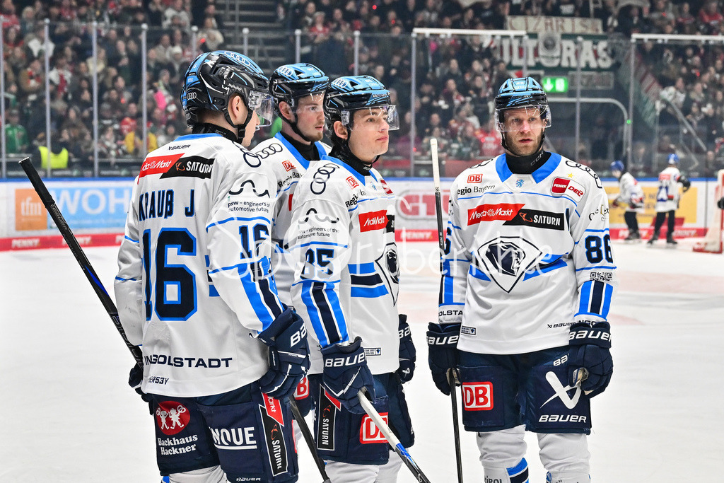 Augsburger Panther - ERC Ingolstadt | AUGSBURG, GERMANY - 12. DECEMBER: im Bild die Ingolstädter Johannes KRAUSS (ERC Ingolstadt 16), Luca HAUF (ERC Ingolstadt 85) und Daniel PIETTA (ERC Ingolstadt 86) im Powerplay während dem Match zwischen den Augsburger Panthern und dem ERC Ingolstadt am 27. Spieltag der Penny DEL im Curt Frenzel Stadion