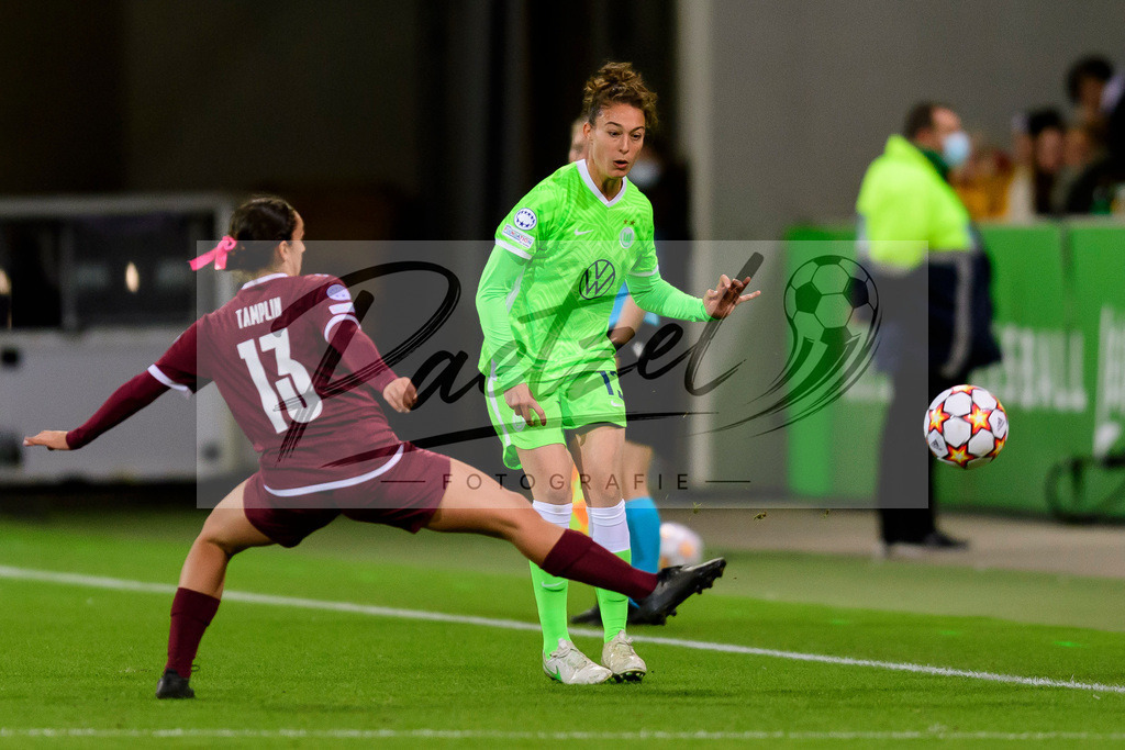 WOBSER20211013_008 | Fussball, Frauen: Tessa Tamplin (Servette FCCF) und Felicitas Rauch (VfL Wolfsburg) im Zweikampf beim Spiel der UEFA Women´s Champions League zwischen VfL Wolfsburg und Servette FC im AOK-Stadion am 13.10.2021 in Wolfsburg, Deutschland. - Realisiert mit Pictrs.com