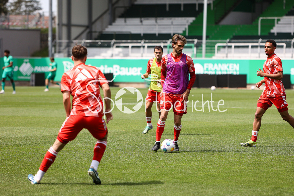 SpVgg Greuther Fürth II - FC Bayern Amateure | beim warmmachen Luca DENK (FCB #16) am Ball