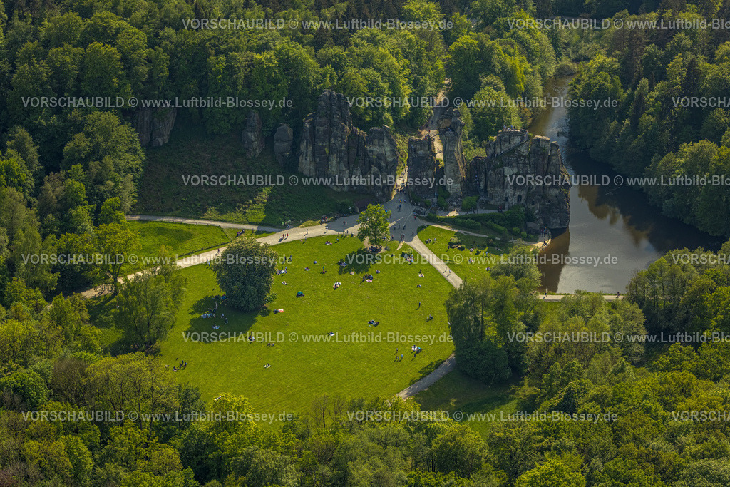 Horn-BadMeinberg240505976Externsteine | Luftbild, Externsteine, historische Sehenswürdigkeit im NSG Naturschutzgebiet, markante Felsformation mit Besucher Plattform, Oberer See mit Fluss Wiembecke und  Liegewiese mit Besuchern, umgeben vom Waldgebiet Teutoburger Wald, Holzhausen-Externsteine, Horn-Bad Meinberg, Ostwestfalen, Nordrhein-Westfalen, Deutschland