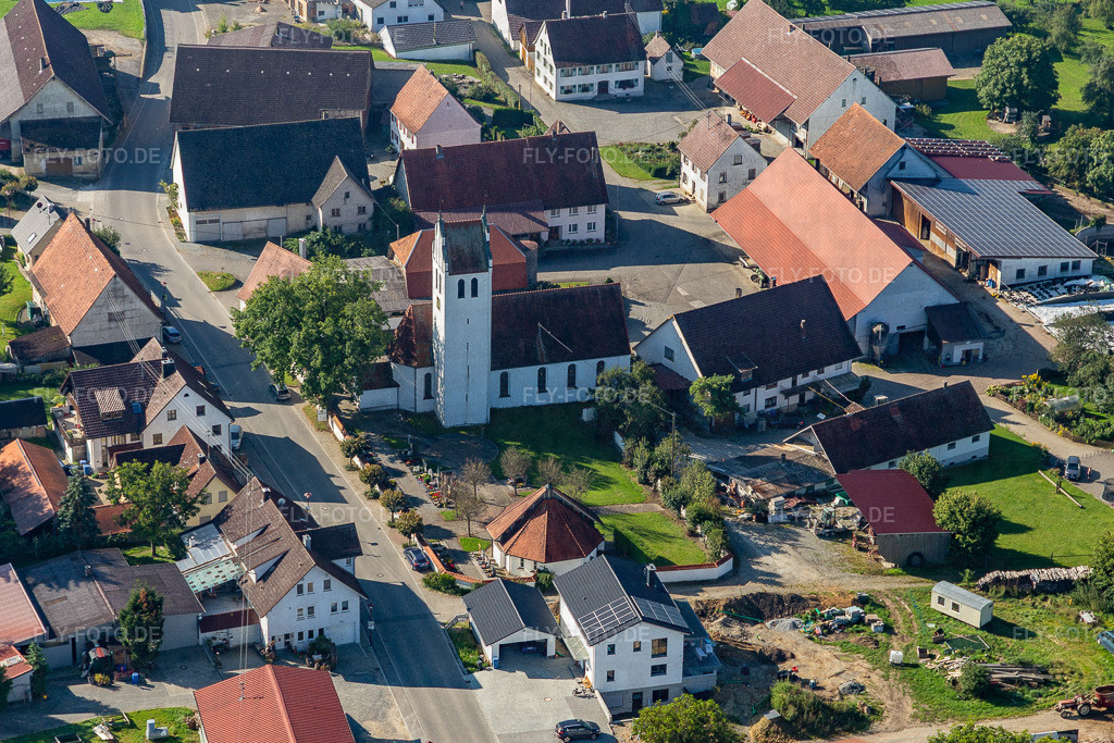 Heilig-Kreuz-Kirche | Luftbild: Heilig-Kreuz-Kirche im Ortsteil Ottobeurerhof in Allmannsweiler im Bundesland Baden-Württemberg in Deutschland. Foto: IMG_129048.jpg vom 04.09.2021 durch ©2025 Werner Riehm fly-foto.de/copyright - Realisiert mit Pictrs.com