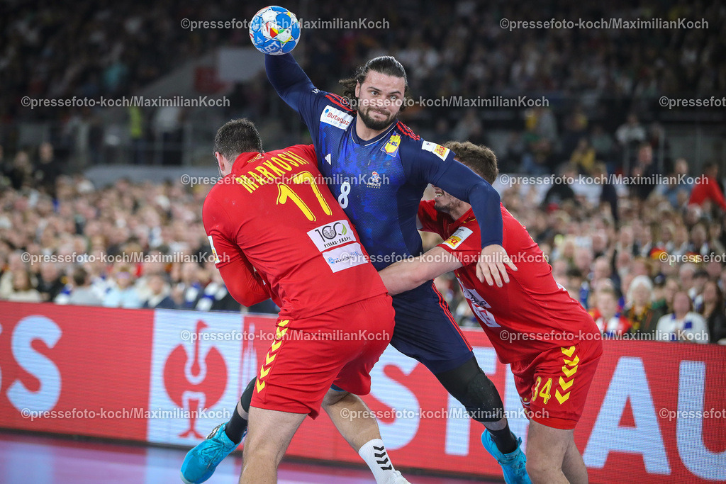 EHFEURO10012401044 | 10.01.2024, EHF EURO 2024, Männer Europameisterschaft Handball, MERKUR Spiel-Arena in Düsseldorf, Frankreich - Nordmazedonien: Elohim Prandi (Frankreich) gegen Nikola Markoski (Nordmazedonien) und Tomislav Jagurinovski (Nordmazedonien)