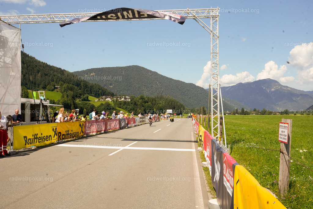 771_20230817_Bewerb_Maenner_Muehlanger | AUT - OESTERREICH, 2023-08-16: SPORT RENNRAD-FAHREN - 55. INTERNATIONALER RADWELTPOKAL IN ST. JOHANN IN TIROL  - Vintage-Radrennen mit WM-Bronze-Medaillen-Siegerin Christina Schweinberger, den Teilnehmer und Alexander Baumann (vom Orginastions-Team) - TAG 2 BEWERB MAENNER IN SECHS GRUPPEN  ; Foto: Roland Muehlanger