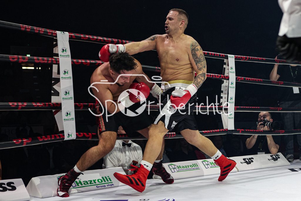 Profi - Box - Gala / Main Event | James KRAFT (rote Hose) in seinem Kampf gegen Vaclav TOJACEK (schwarze Hose)