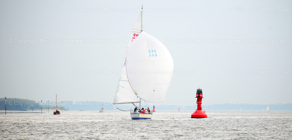 Segler auf der Elbe_ELS_6517141012a | Stade - Aufnahmedatum: 11.10.2014, Aufnahmehöhe:  m, Koordinaten:  - , Bildgröße: 7359 x  3543 Pixel - Copyright 2014 by Martin Elsen, Kontakt: Tel.: +49 157 74581206, E-Mail: info@schoenes-foto.deSchlagwörter: Tidenkieker, Schiff, Pagensand, Pladboden Schiff, Landgang, Ausflug, Stade, Fotos,Hafen,Schiffe, - Realisiert mit Pictrs.com