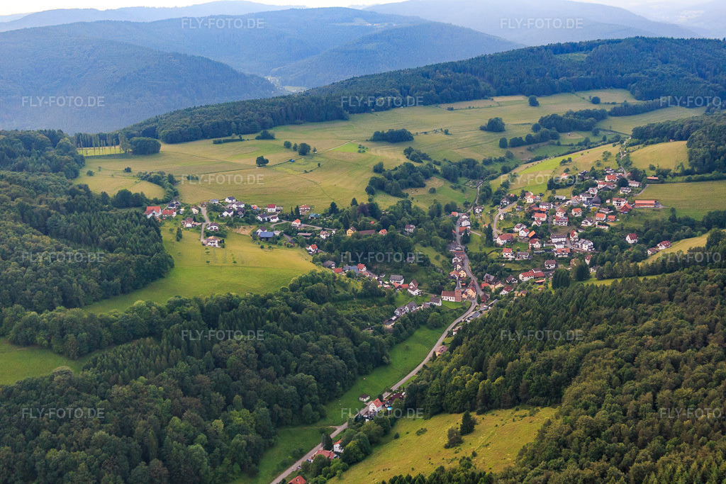 Luftbild: Dorfansicht im Odenwald aus Süden im Ortsteil Brombach in Eberbach im Bundesland Baden-Württemberg in Deutschland. Foto: IMG_089434.jpg vom 10.06.2016 durch Werner Riehm/FLY-FOTO.de