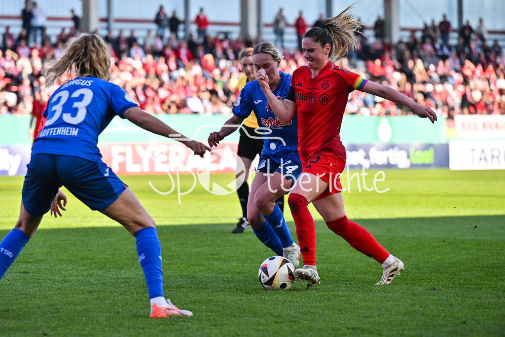 FC Bayern München - TSG 1899 Hoffenheim | im Duell Feli Petra DELACAUW (TSG Hoffeneheim Frauen 24) und Sarah ZADRAZIL (FCB #25) / Zweikampf / Frauen DFB Pokal: FC Bayern Muenchen - TSG 1899 Hoffenheim, FC Bayern Campus am 22.03.2025
