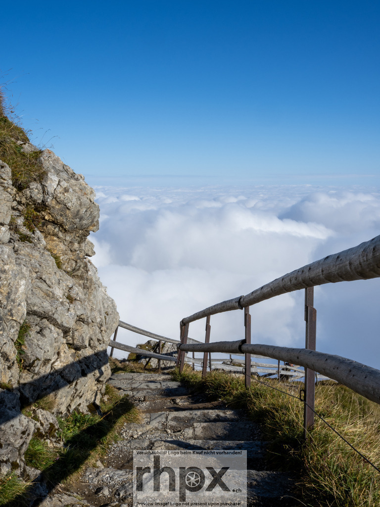 Nebelmeer am Pilatus | Stimmungsvolle Fotokunst aus Luzern. Erlebe den Pilatus, den See und die Stadt Luzern in exklusiven Aufnahmen in der Fotogalerie & Shop. - Realisiert mit Pictrs.com