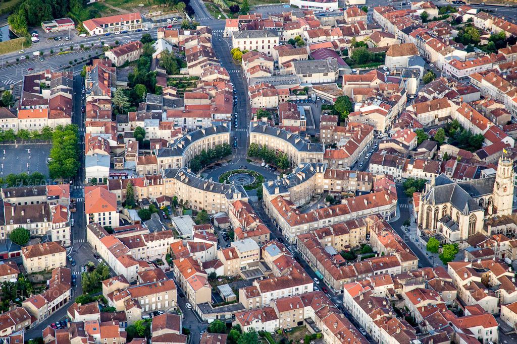 Vue aérienne: Place ronde circulaire Place Trois Evêchés dite Place ronde à Toul dans le département Meurthe et Moselle, France. Photo: IMG_083486.jpg prise le 13/07/2015 par Werner Riehm/FLY-FOTO.eu – Résolution de l'original: 5292 x 3528 px