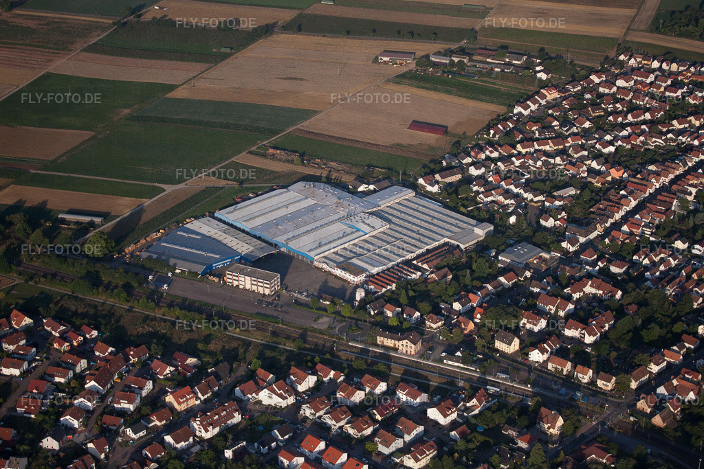 Gebäude und Produktionshallen auf dem Werksgelände Kardex Remstar Produktion Deutschland GmbH Kardex-Platz www.kardex-remstar.de / www.kardex.com | Luftbild: Gebäude und Produktionshallen auf dem Werksgelände Kardex Remstar Produktion Deutschland GmbH Kardex-Platz www.kardex-remstar.de / www.kardex.com in Bellheim im Bundesland Rheinland-Pfalz in Deutschland. Foto: IMG_70179.jpg vom 19.07.2014 durch Werner Riehm/FLY-FOTO.de - Realisiert mit Pictrs.com