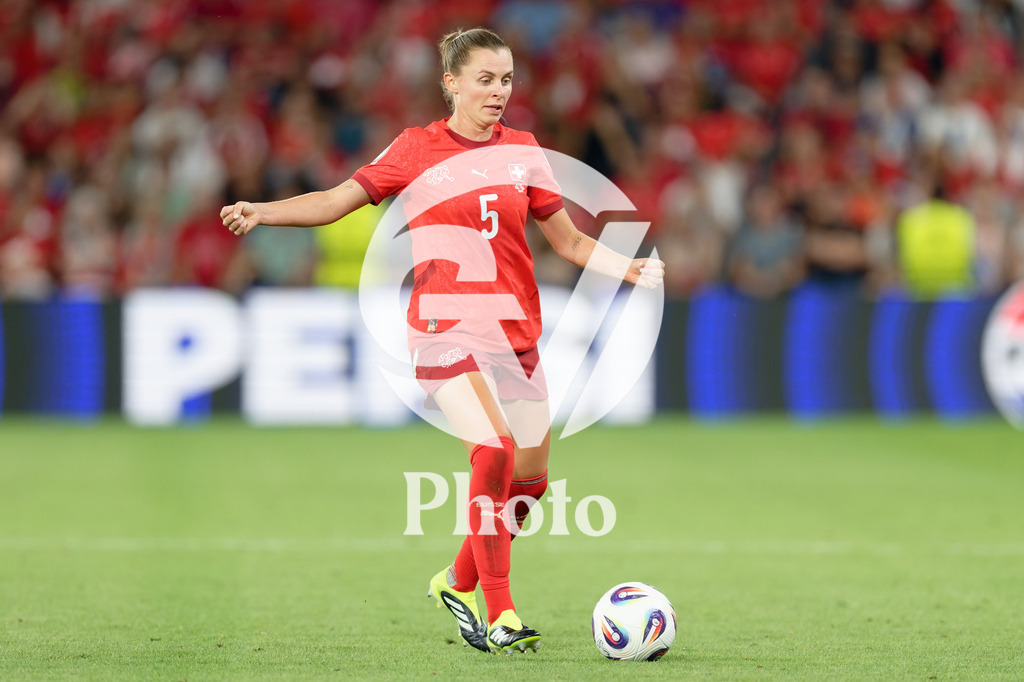 Finland v Switzerland: UEFA Women's EURO 2025 Group A | GENEVA, SWITZERLAND - JULY 10: Noelle Maritz of Switzerland passes the ball  during the UEFA Women's EURO 2025 Group A match between Finland and Switzerland at Stade de Geneve on July 10, 2025 in Geneva, Switzerland. (Photo by Giuseppe Velletri/Sports Press Photo/Getty Images)