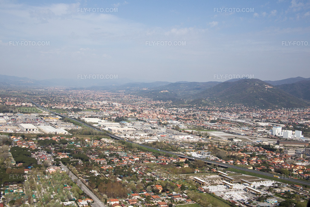 Aerial view: View of the town in Avenza in the state Tuscany, Italy.Photo: IMG_087186.jpg taken on 04/04/2016 by Werner Riehm/FLY-FOTO.comResolution of the original: 5472 x 3648 px