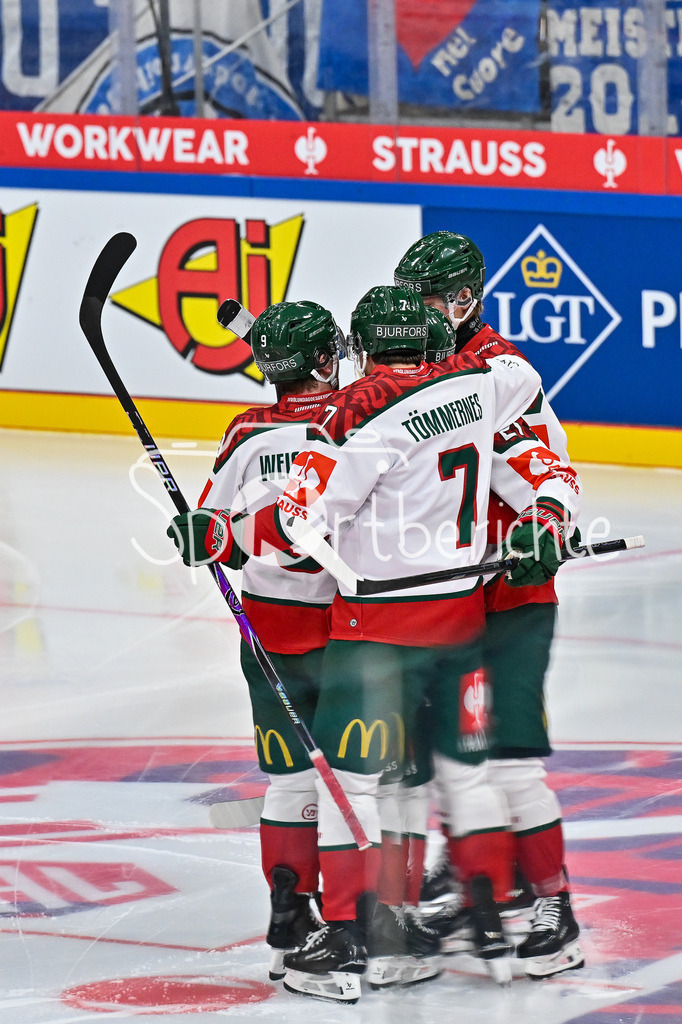 ERC Ingolstadt - Frölunda HC | INGOLSTADT, GERMANY - 02. DECEMBER: Jubel der Schweden nach dem Treffer zum 1-1 Ausgleich durch Jere INNALA (Frölund Gothenburg 21) / Tor / Torschuetze / Freude / Happy beim Match zwischen dem ERC Ingolstadt und Frölunda HC beim Hinspiel im Viertelfinale der Champions Hockey League in der Saturn Arena