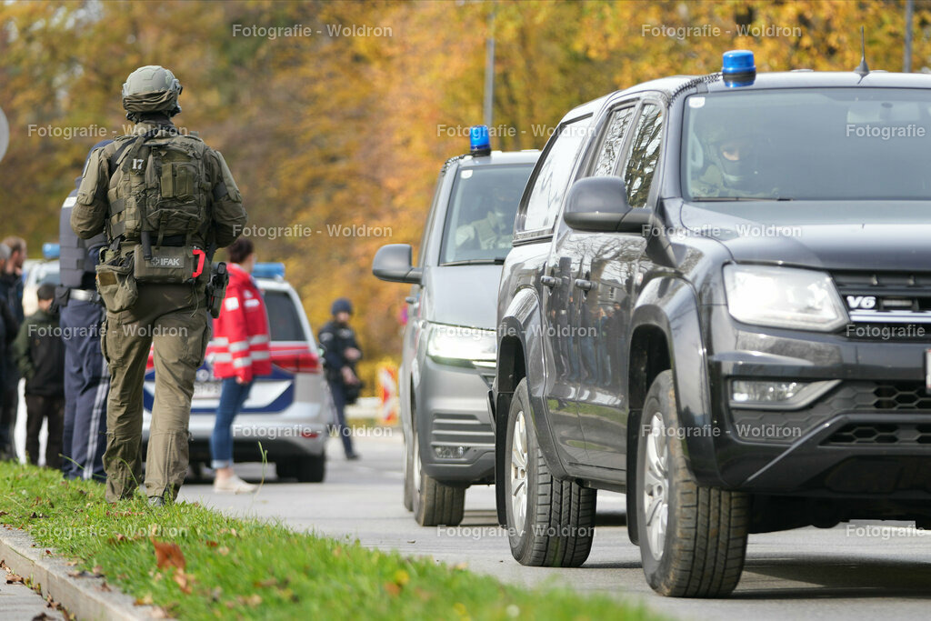 20221111 Amoklauf in Mittelschule Haselstauden | DORNBIRN, OESTERREICH - 11. NOVEMBER: Polizeieinsatz waehrend des Amoklaufs in der Mittelschule Haselstauden in Mittelschule Haselstauden on November 11, 2022 in Dornbirn, Austria.