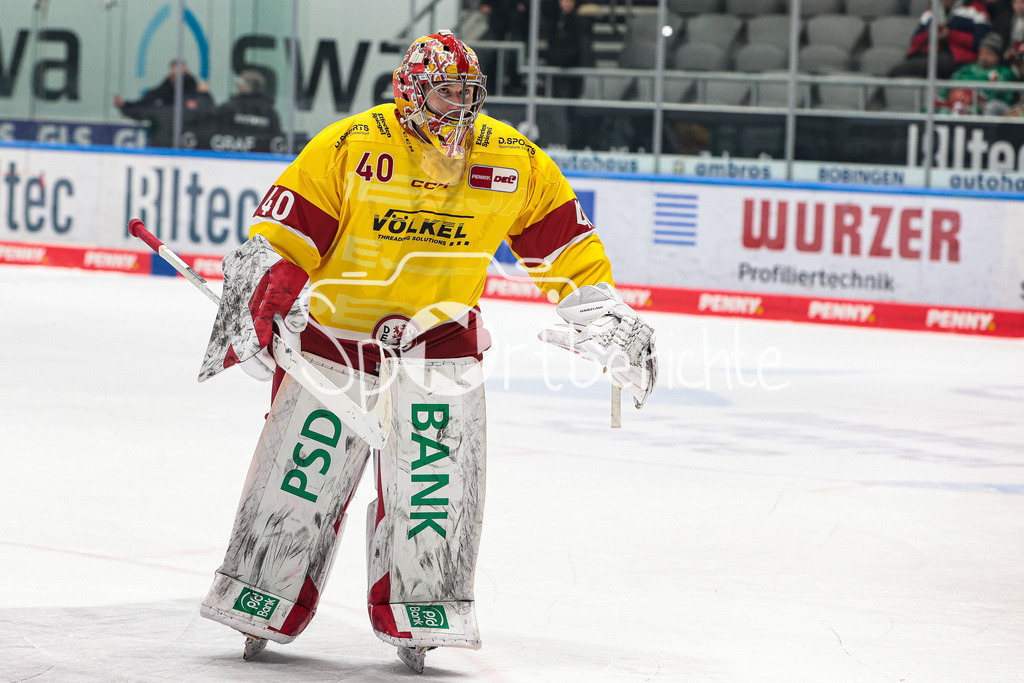 Augsburger Panther - Duesseldorfer EG | Henrik HAUKELAND (DEG #40) feiert zusammen mit den mitgereisten Fans den Sieg in Augsburg