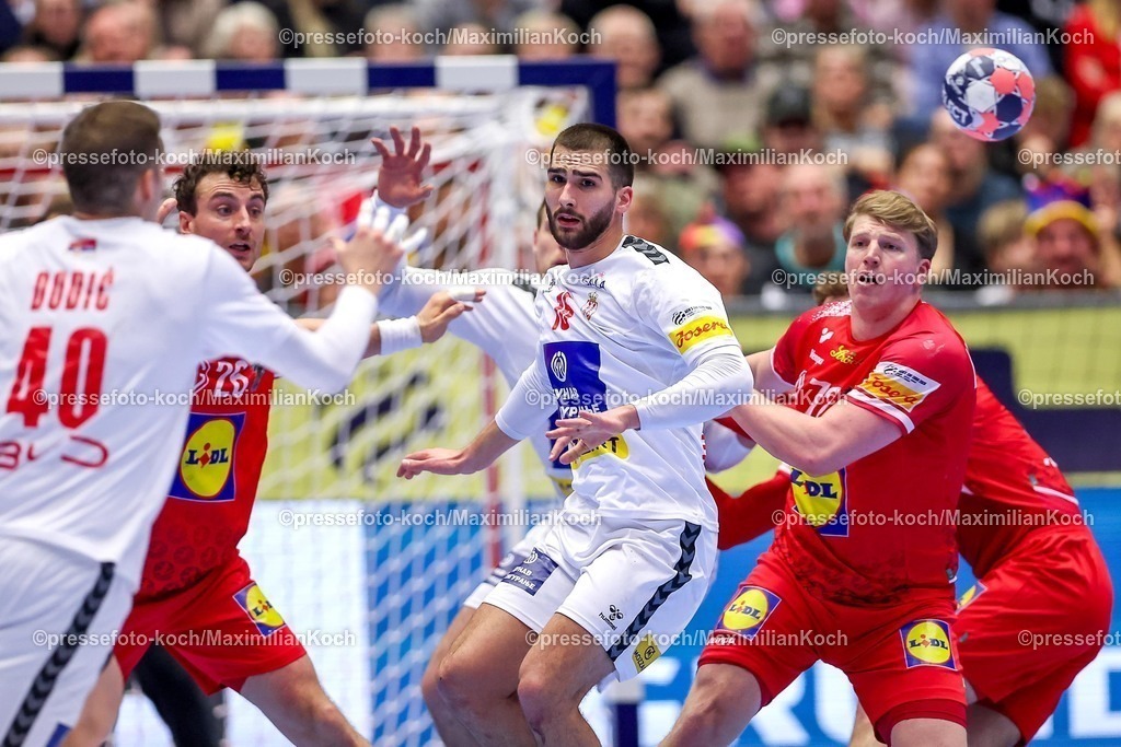 EHF19012601119 | 19.01.2026, Handball, Men's EHF EURO 2026, Österreich - Serbien, Jyske Bank Boxen in Herning, Dänemark, Preliminary Round:  Uros Kojadinovic (Serbien #15) im Zweikampf gegen   Lukas Hutecek (Austria #72) 