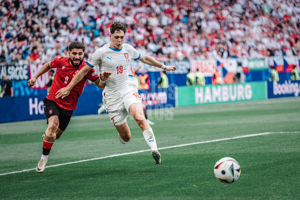 Fußball | Herren | UEFA-Fußball-Europameisterschaft 2024 | Gruppe F | Georgien vs. Tschechien | 22.06.2024 | v.l. Zuriko Davitashvili (#9, Georgien) wird von Ladislav Krejci (#18, Tschechien) vom Ball getrennt