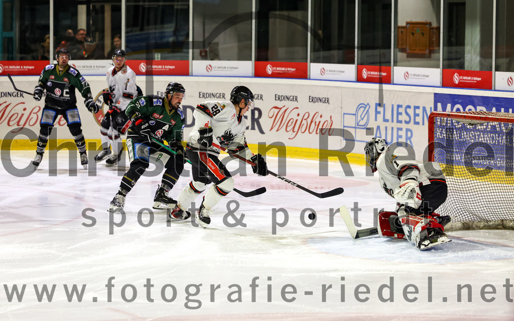 2022-09-30_095_TSV_Erding_gegen_EV_Dingolfing | Erding, Deutschland, 30.09.2022:
Eishockey, Bayernliga 2022 / 2023, Testspiel, TSV Erding gegen EV Dingolfing, Endergebnis: 3:4

Rudolf Lorenz (Erding Gladiators, #91), William Theberge (EV Dingolfing, #28), Torwart Dennis Jedrus (EV Dingolfing, #1)

Foto: Christian Riedel / fotografie-riedel.net