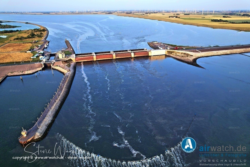 Das Eider-Sperrwerk - Luftbild | Das Eider-Speerwerk ist das größte deutsche Küstenschutzbauwerk und befindet sich an der Mündung der Eider in die Nordsee bei Tönning in Schleswig-Holstein.