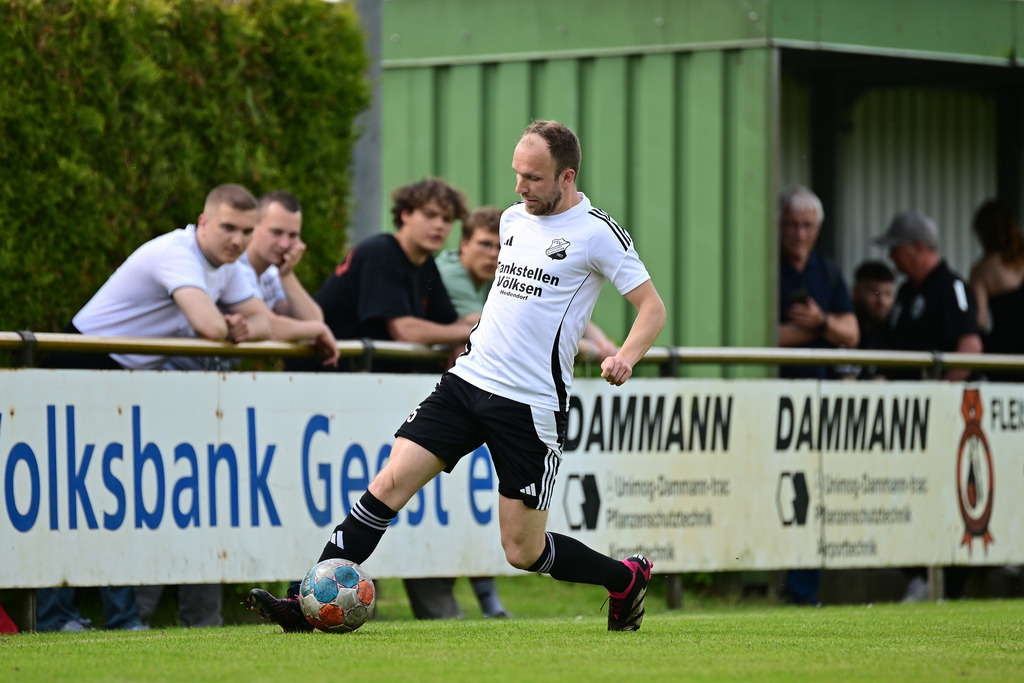 Fußball I Herren I Saison 2024-2025 I Bezirksliga I 34. Spieltag I VSV Hedendorf-Neukloster - FC Cuxhaven | Der Sportfotograf. - Realisiert mit Pictrs.com