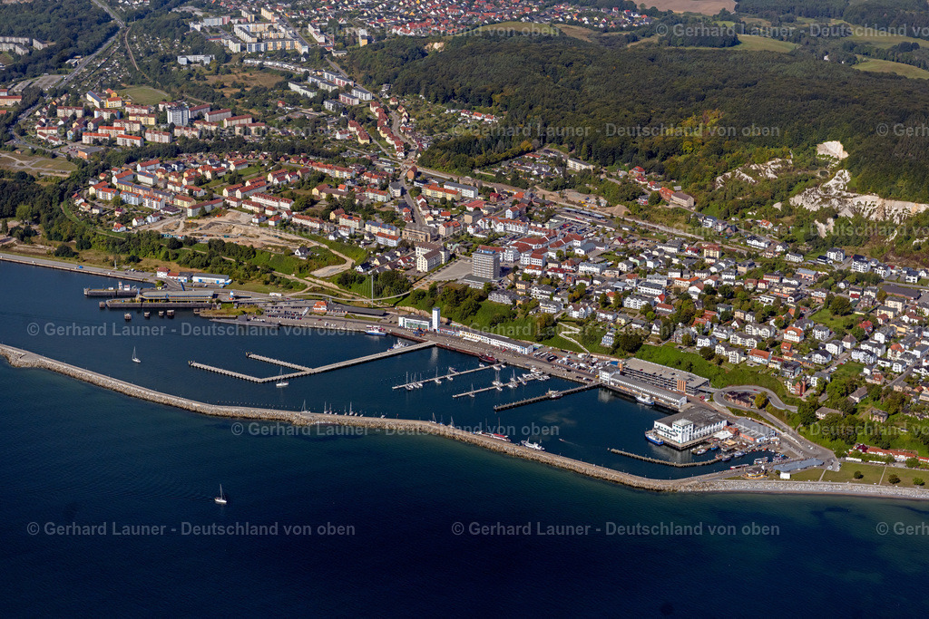 4061356 | SASSNITZ 08.09.2021 Hafenanlagen des Stadthafen Sassnitz an der Meeres- Küste der Ostsee in Sassnitz im Bundesland Mecklenburg-Vorpommern. // Port facilities on the seashore of the Baltic Sea in Sassnitz in the state Mecklenburg - Western Pomerania. Foto: Gerhard Launer
