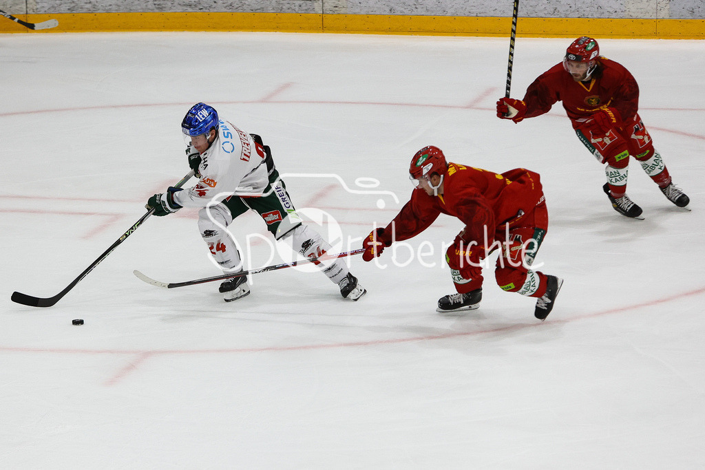 SC Langnau Tigers - Augsburger Panther | Thomas Joradan TREVELYAN (AEV #24) setzt sich in einem zweikampf gegen einen Spieler aus Langnau durch